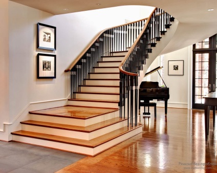 Staircase în interiorul casei un elegant scări de design la etajul al doilea într-o casă privată (scări) Staircase în interiorul casei un elegant scări de design la etajul al doilea într-o casă privată