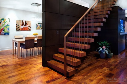 Staircase în interiorul casei un elegant scări de design la etajul al doilea într-o casă privată (scări) Staircase în interiorul casei un elegant scări de design la etajul al doilea într-o casă privată