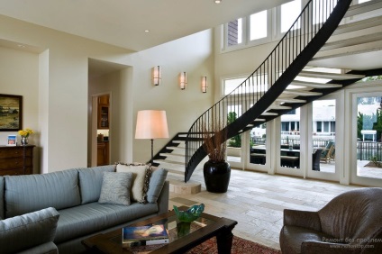 Staircase în interiorul casei un elegant scări de design la etajul al doilea într-o casă privată (scări) Staircase în interiorul casei un elegant scări de design la etajul al doilea într-o casă privată