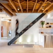 Staircase în interiorul casei un elegant scări de design la etajul al doilea într-o casă privată (scări) Staircase în interiorul casei un elegant scări de design la etajul al doilea într-o casă privată