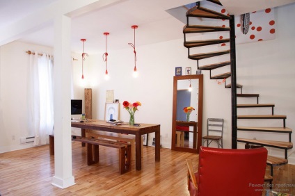 Staircase în interiorul casei un elegant scări de design la etajul al doilea într-o casă privată (interior) Staircase în interiorul casei un elegant scări de design la etajul al doilea într-o casă privată