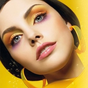 machiaj de moda cu nuanțe luminoase (a) Moda make-up cu nuanțe luminoase
