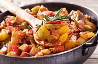 vin roșu tânăr (fructe) Vin tânăr roșu