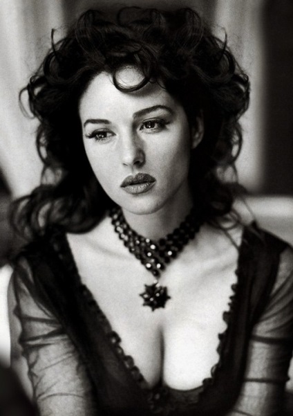 Monika Beluchchi și o fotografie de coafuri ei chic, tunsori si coafuri foto (Bellucci) Monika Beluchchi și o fotografie de coafuri ei chic, tunsori si coafuri fotografie