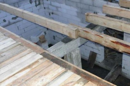Instalarea de grinzi din lemn (instalare) Instalare de grinzi de podea din lemn