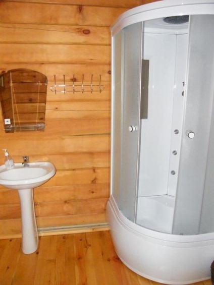 Instalarea duș într-un decor casa fotografie din lemn, izolarea video (foto) Instalarea duș într-o instalație de casa din lemn foto, video izolare