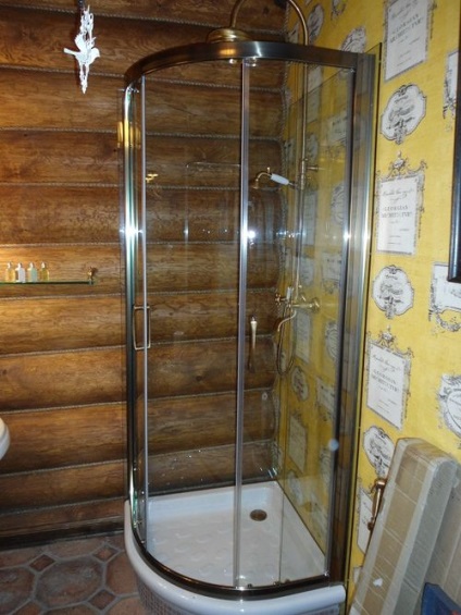 Instalarea duș într-un decor casa fotografie din lemn, izolare video (dus) Instalarea duș într-o instalație de casa din lemn foto, video izolare