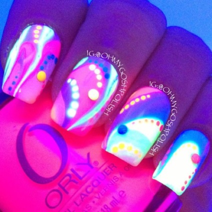 Unusual uimitoare unghiilor de design de neon cu un efect luminos (proiectare) Neobișnuit uimitoare de design de neon de unghii cu efect luminos