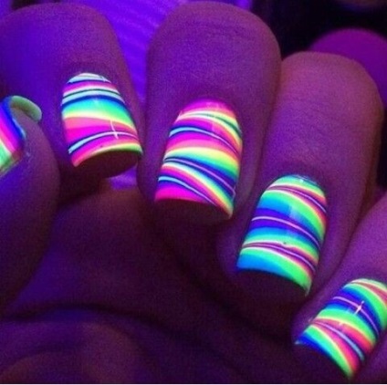 Unusual uimitoare unghiilor de design de neon cu un efect luminos (proiectare) Neobișnuit uimitoare de design de neon de unghii cu efect luminos