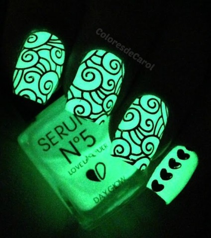 Unusual uimitoare unghiilor de design de neon cu un efect luminos (proiectare) Neobișnuit uimitoare de design de neon de unghii cu efect luminos