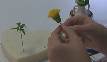 Dandelions din lut polimeric cu mâinile lor (o bucată de lut polimer) Dandelions din lut polimeric cu mâinile