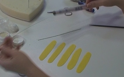Dandelions din lut polimeric cu mâinile lor (o bucată de lut polimer) Dandelions din lut polimeric cu mâinile