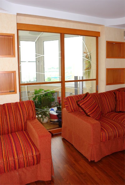 Peretele despărțitor pe balcon cu mâinile (sept) Peretele despărțitor pe balcon cu mâinile sale