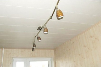 Panouri din plastic pe tavan bucătărie - alegerea și instalarea (foto, video) (PVC bucătărie din plastic plafon panou de finisare instalare de reparare) Panouri din plastic pe tavanul bucătăriei - alegerea și instalarea (foto, video)
