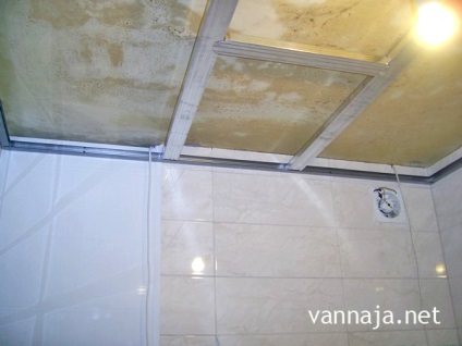 plafon de plastic în baie modul de a monta propriile lor mâini, repararea și proiectarea baie (un plafon de plastic din panoul de instalare baie din PVC) plafon de plastic în baie modul de a monta propriile lor mâini, repararea și proiectarea baie