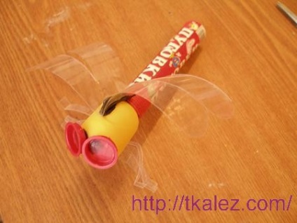 Hack o libelulă dintr-o sticlă de plastic și ouă de la Kinder surpriza (plastic) Hack o libelulă dintr-o sticlă de plastic și ouă de la Kinder surpriza