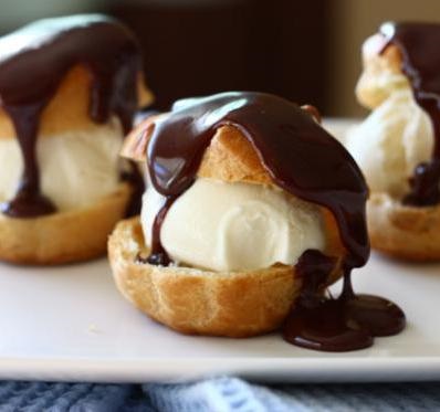 Profitroles umplute cu orice aromă (ca un tabel de fișier) Profiterol umplute pentru toate gusturile