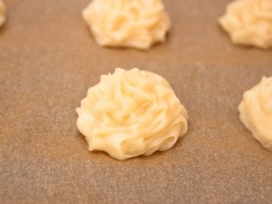 Profitroles cu trei opțiuni de umplere (umplutura mix de gătit) Profitroles trei topping întruchipările