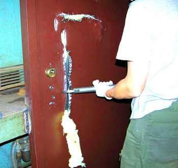 Reparație de uși în apartament (cu hârtie abrazivă fină) Reparație de uși în apartament