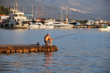 Pescuit de pe coasta Marii Negre, cu bărci și specii de pești și unelte pentru prinderea