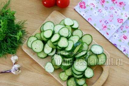 salata de castraveti cu ceapa pentru iarnă „Gulliver“ (iarna) salata de castraveti cu ceapa pentru iarnă „Gulliver“
