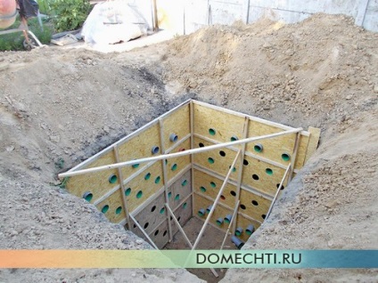 fosa septica cu mâinile pentru o casă de țară sau vila, casa de vis (septică) fosa septica cu mâinile pentru o casă de țară sau vila, casa de vis