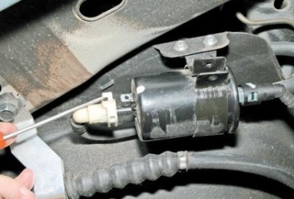 Îndepărtarea și înlocuirea filtrului de combustibil chevrolet Lacetti mâinile proprii (indepartarea) Îndepărtarea și înlocuirea combustibilului filtrului chevrolet Lacetti mâinile proprii