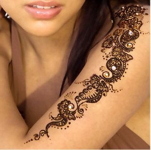 tatuaje henna, cu propriile lor mâini