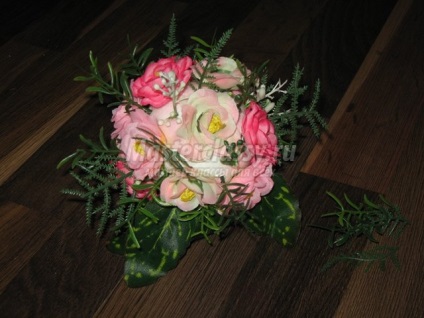 Topiara de flori artificiale, cu propriile sale mâini (artificiale) Topiara de flori artificiale, cu propriile sale mâini