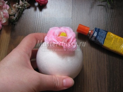 Topiara de flori artificiale, cu propriile sale mâini (artificiale) Topiara de flori artificiale, cu propriile sale mâini