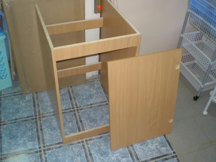 Debaraua de sub chiuveta de fabricație și asamblare, repararea și proiectarea bucătărie cu mâinile (mâini) Debaraua de sub chiuveta de fabricație și asamblare, repararea și proiectarea bucătărie cu mâinile