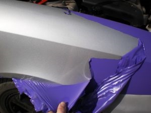 Scoaterea filmului Scoaterea filmului de culoare caroseriei, fără a deteriora vopseaua (indepartarea) Scoaterea filmului Scoaterea filmului de culoare caroseriei fără a deteriora stratul de vopsea