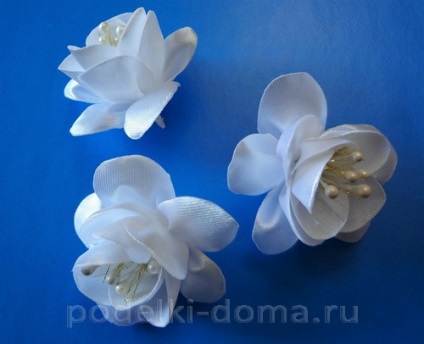 Ornamente pentru pahare și sticle la o nunta in kanzashi arta, o cutie de idei și ateliere (trandafiri) Ornamente pentru pahare și sticle la o nunta in kanzashi arta, o cutie de idei și ateliere