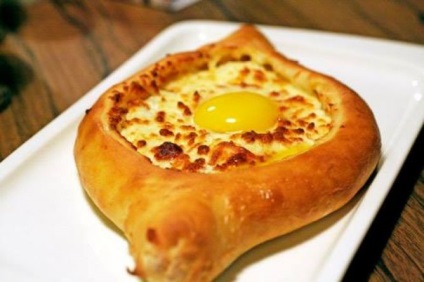 Hachapuri cu brânză foetaj (brânză) Khachapuri cu brânză foetaj
