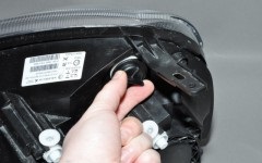 Înlocuirea becului fasciculului scăzut (scăzut) Înlocuirea lămpii faza scurtă