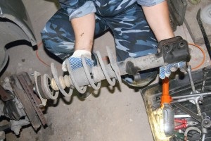 Înlocuirea polilor și lonjeroanelor suspensiei față-se agite Prior, pornirea motorului (cremalieră de direcție de montare) Înlocuirea poli și lonjeroanele suspensiei față-se agite Înainte, pornirea motorului