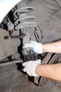 Înlocuirea polilor și lonjeroanelor suspensiei față-se agite Prior, pornirea motorului (antere tampon de compresie) Înlocuirea poli și lonjeroanele suspensiei față-se agite Înainte, pornirea motorului