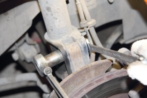 Înlocuirea polilor și lonjeroanelor suspensiei față-se agite Prior, pornirea motorului (tija de piuliță) Înlocuirea poli și lonjeroanele suspensiei față-se agite Înainte, pornirea motorului