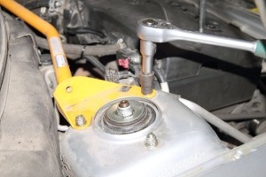 Înlocuirea polilor și lonjeroanelor suspensiei față-se agite Prior, pornirea motorului (antere tampon de compresie) Înlocuirea poli și lonjeroanele suspensiei față-se agite Înainte, pornirea motorului
