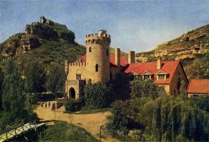 Castelul Trădarea și atracții dragoste Kislovodsk, rutier mondial (Castelul trădări și dragoste) Castelul Trădarea și atracții dragoste Kislovodsk, drumurile lumii
