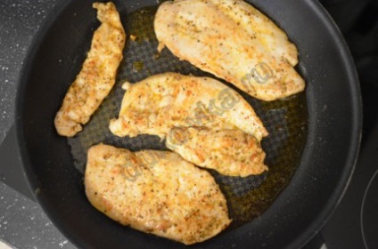 Fried friptură piept de pui sau de pui fileuri (file de) piept de pui la gratar de pui sau friptură