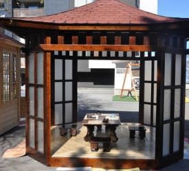 Gazebo în caracteristicile de stil japonez și alegerea materialelor