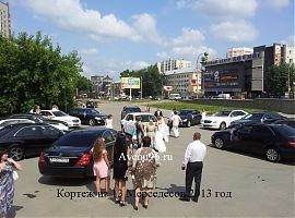 procesiune de nunta la Ekaterinburg, masini, masina coloana de mașini pentru o nunta, decorare, chirie, ordine