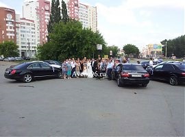 procesiune de nunta la Ekaterinburg, masini, masina coloana de mașini pentru o nunta, decorare, chirie, ordine