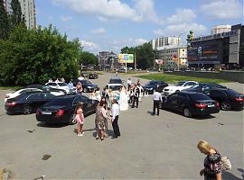 procesiune de nunta la Ekaterinburg, masini, masina coloana de mașini pentru o nunta, decorare, chirie, ordine