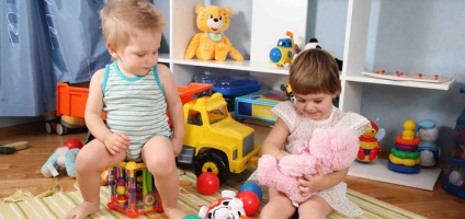 3 moduri de a preda un copil pentru a curăța după o jucărie (a) 3 moduri de a preda un copil pentru a curăța după o jucărie