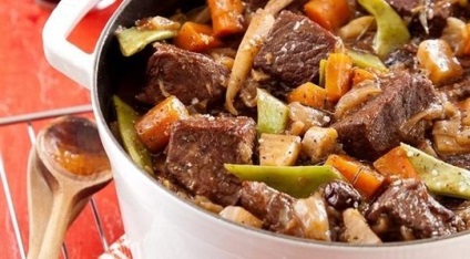 oală apetisantă carne prăjită și legume (oală) friptură delicioasă cu carne și legume