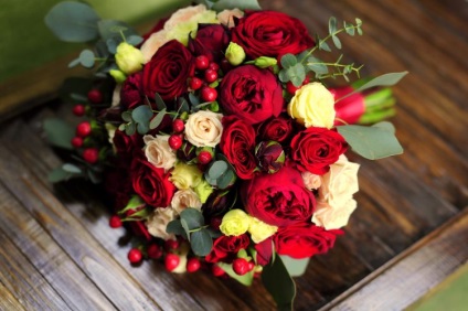 buchet de mireasa din trandafiri rosii - o floare de nunta clasic aranjarea (mireasa) buchet de mireasa din trandafiri rosii - o nunta clasica floristica