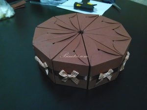 Tort de hârtie cu mâinile lor - un blog (cu mâinile) Tort de hârtie cu mâinile lor - un blog