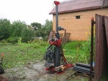 Găurit, cu carcasă cu mâinile (lor) Găurit, cu carcasă cu mâinile